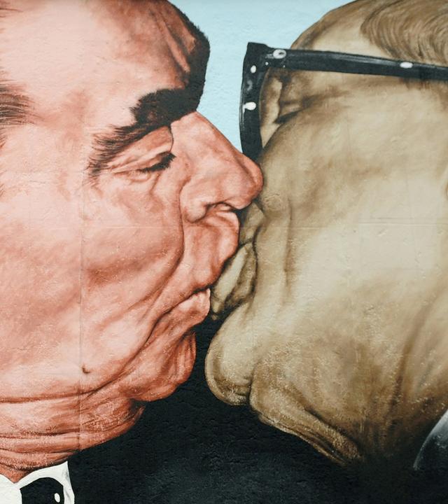 Wandgemälde an der East Side Gallery zeigt den Bruderkuss zwischen Leonid Breschnew und Erich Honecker mit der Inschrift Mein Gott, hilf mir, diese tödliche Liebe zu überleben.