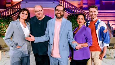 Vor einer lila-pink angestrahlten Treppe stehen drei Männer und zwei Frauen