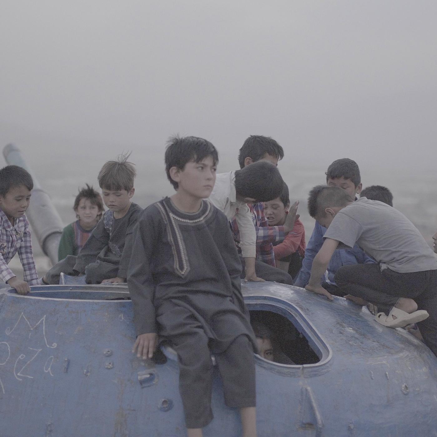 "Kabul, Stadt im Wind": Afshin und sein Bruder Benjamin spielen auf einem verlassenen Panzer. Im Hintergrund befindet sich die Stadt Kabul.