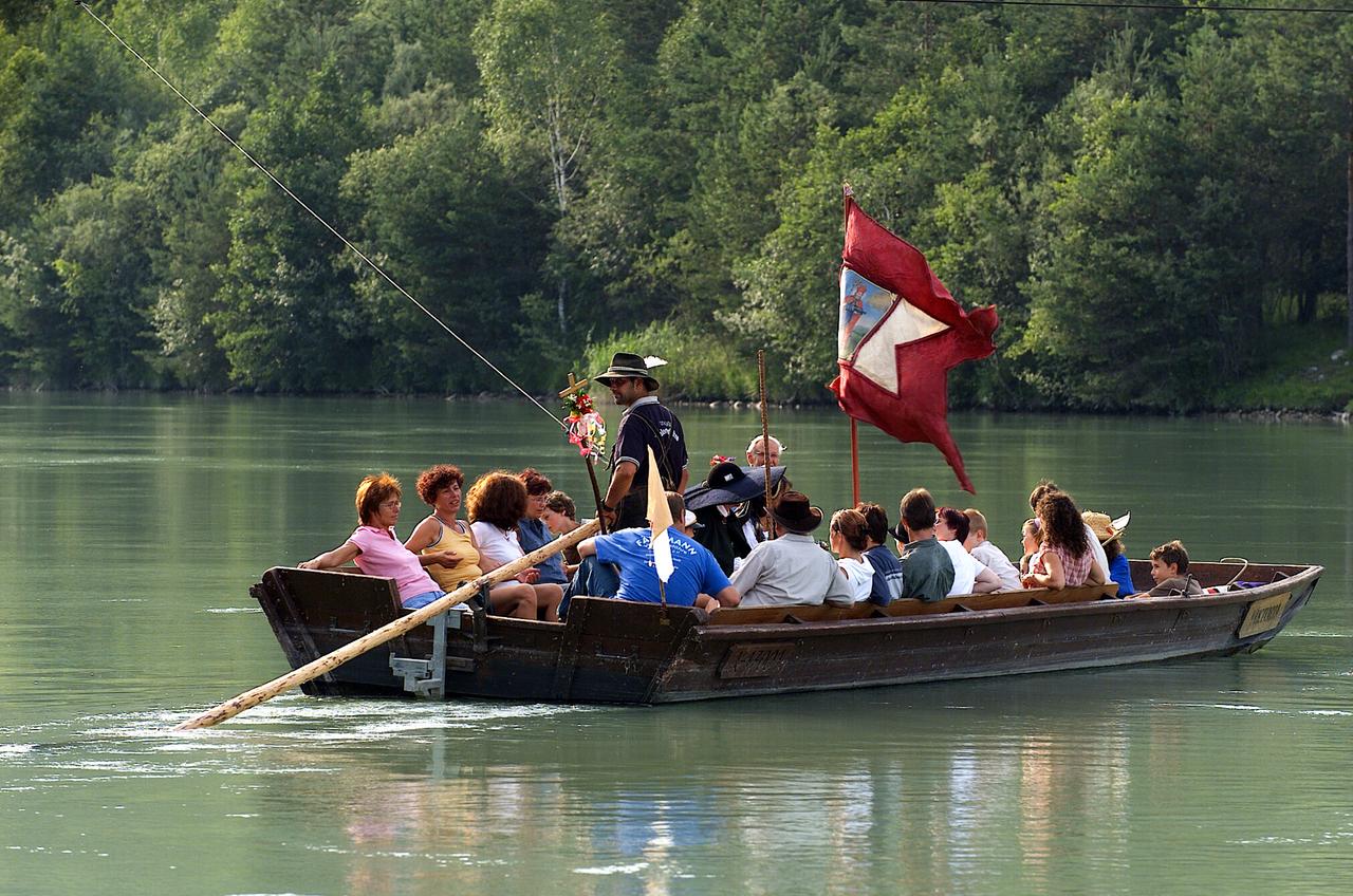Prozession über die Drau auf einer Fähre