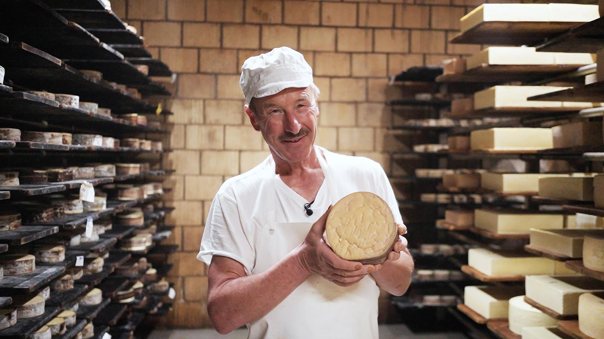 Käsermeister Willi Schmid aus dem Toggenburg mit seinem berühmten Bergfichtenkäse.