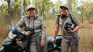 "Kambodschas größter Regenwald (2/2) - Die Orchideen der Kardamomberge": Att Sreynak und Nay Sikhoeun sind leidenschaftliche Orchideenscouts, die für die Forstbehörde arbeiten.