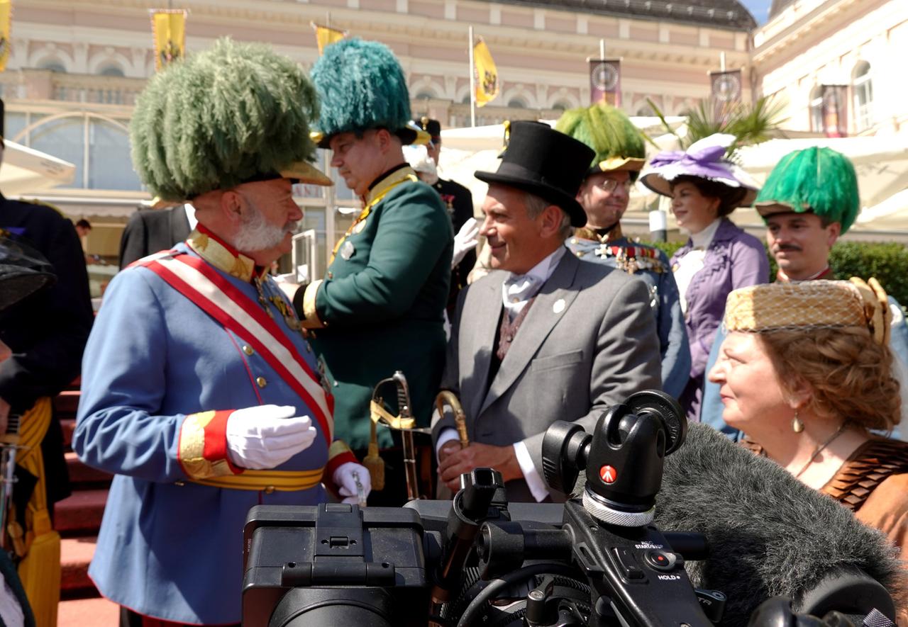 Wladimir Kaminer mit Zylinder und Gehstock, bei den Kaisertagen.
