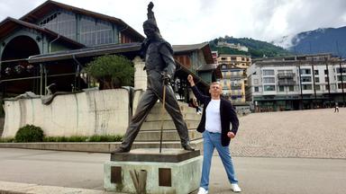 Wladimir Kaminer steht neben der Freddie Mercury-Statue in Montreux