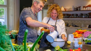 Köchin und Naschmarkt-Stand-Besitzerin Haya Molcho zeigt Wladimir wie sie die österreichische- mit der weltweiten Küche verbindet