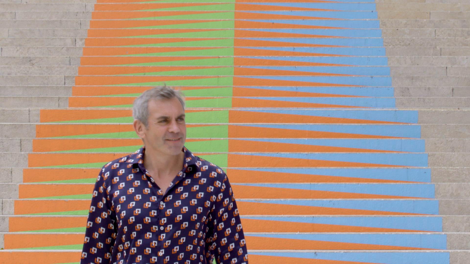 Wladimir Kaminer führt durch die Dokumentation und macht sich dafür ein Bild vom Land Österreich und seinen Einwohnern und Einwohnerinnen