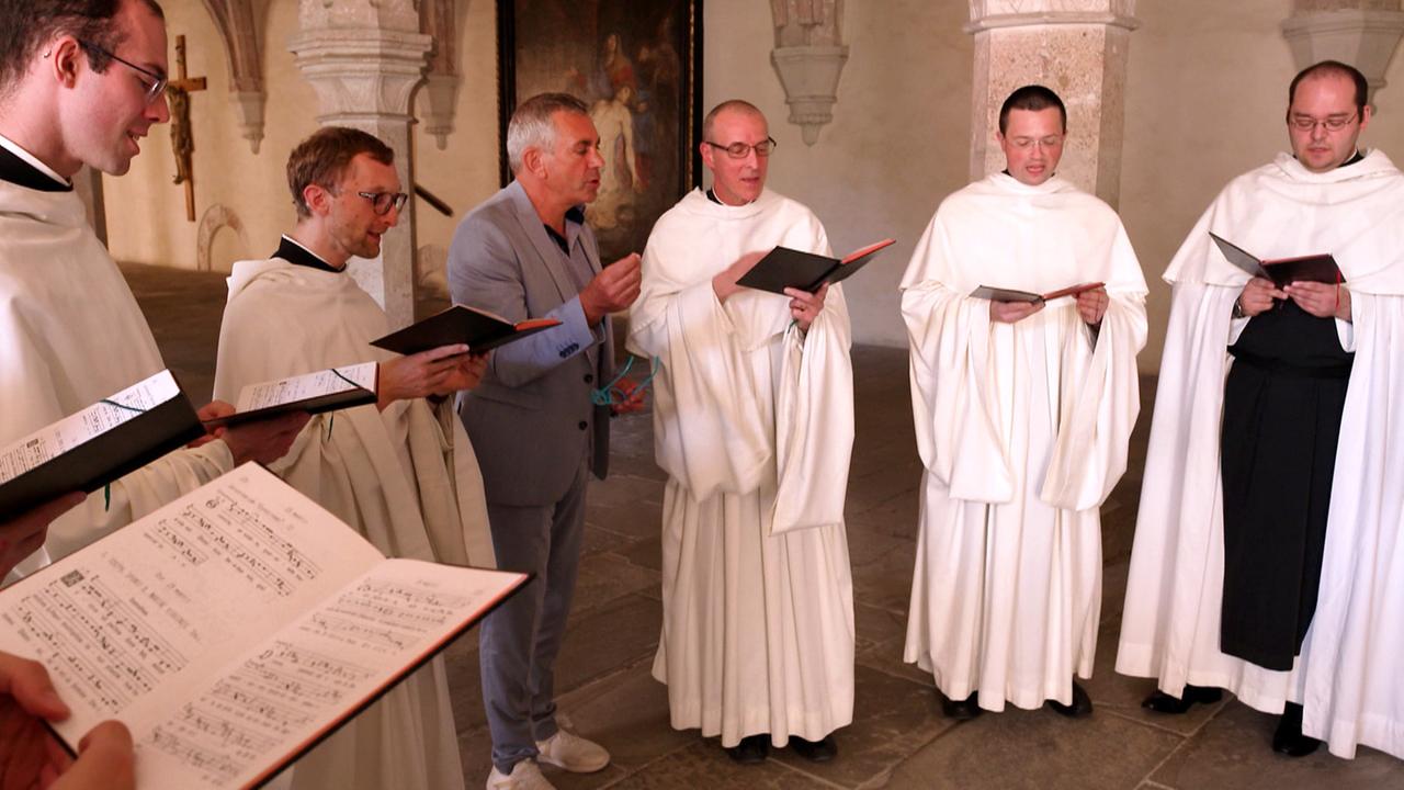 Wladimir Kaminer und Zisterzienser-Mönche von Heiligenkreuz singen gregorianischen Choral. 