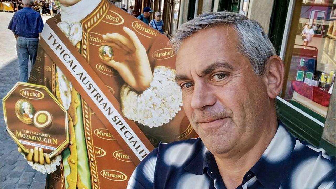 Mann neben einem Mozart-Werbe-Pappaufsteller