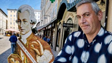 Mann neben einem Mozart-Werbe-Pappaufsteller