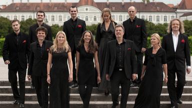 Ein Gruppenfoto der Kammeroper München in schwarzer Abendgarderobe.