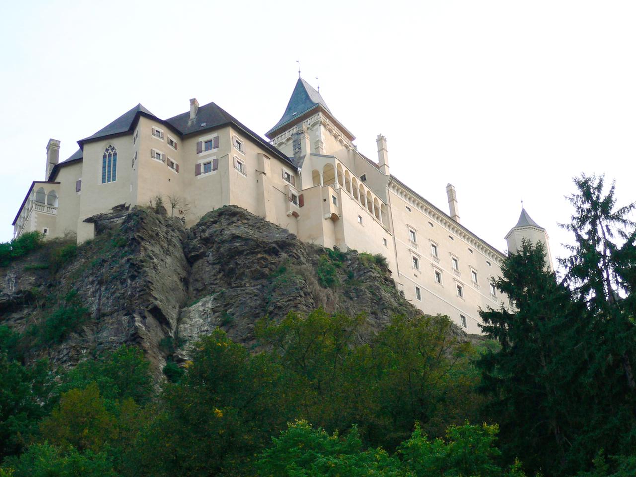 Fluss im Wandel der Jahreszeiten
