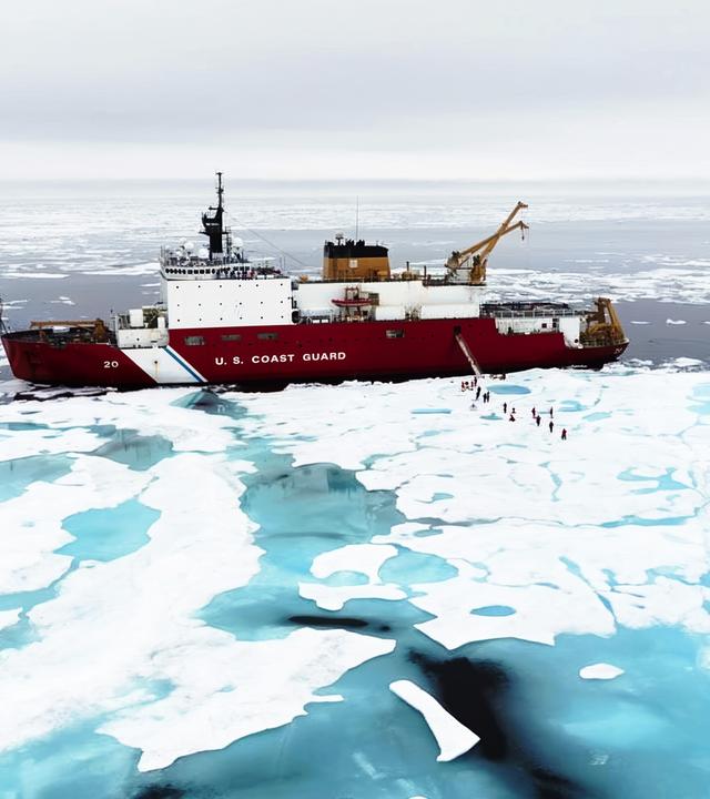 Ein Schiff zwischen Eisschollen.