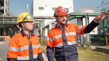 Zwei Männer in Arbeitskleidung.