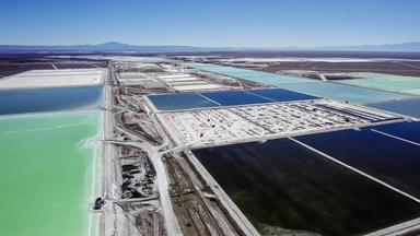 Luftansicht einer Landschaft mit künstlich angelegten Pools.