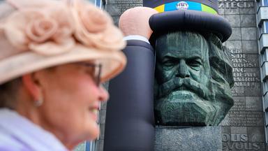 Das Karl-Marx-Monument mit Hut in Chemnitz, Kulturhauptstadt Europas 2025.