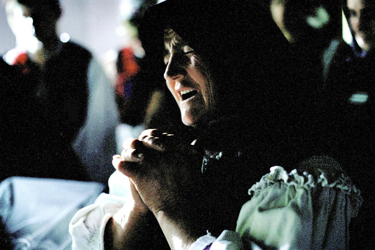 Betende und singende ältere Frau