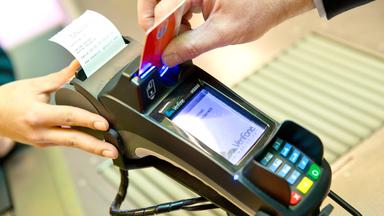 EC-Karte in Kartenlesegerät