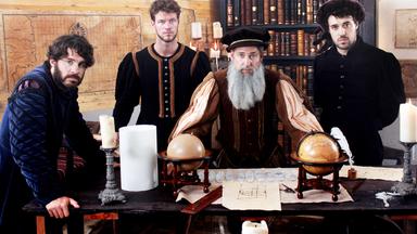 Gerhard Mercator steht mit drei Gehilfen an einem Arbeitstisch in seiner Kartenwerkstatt.