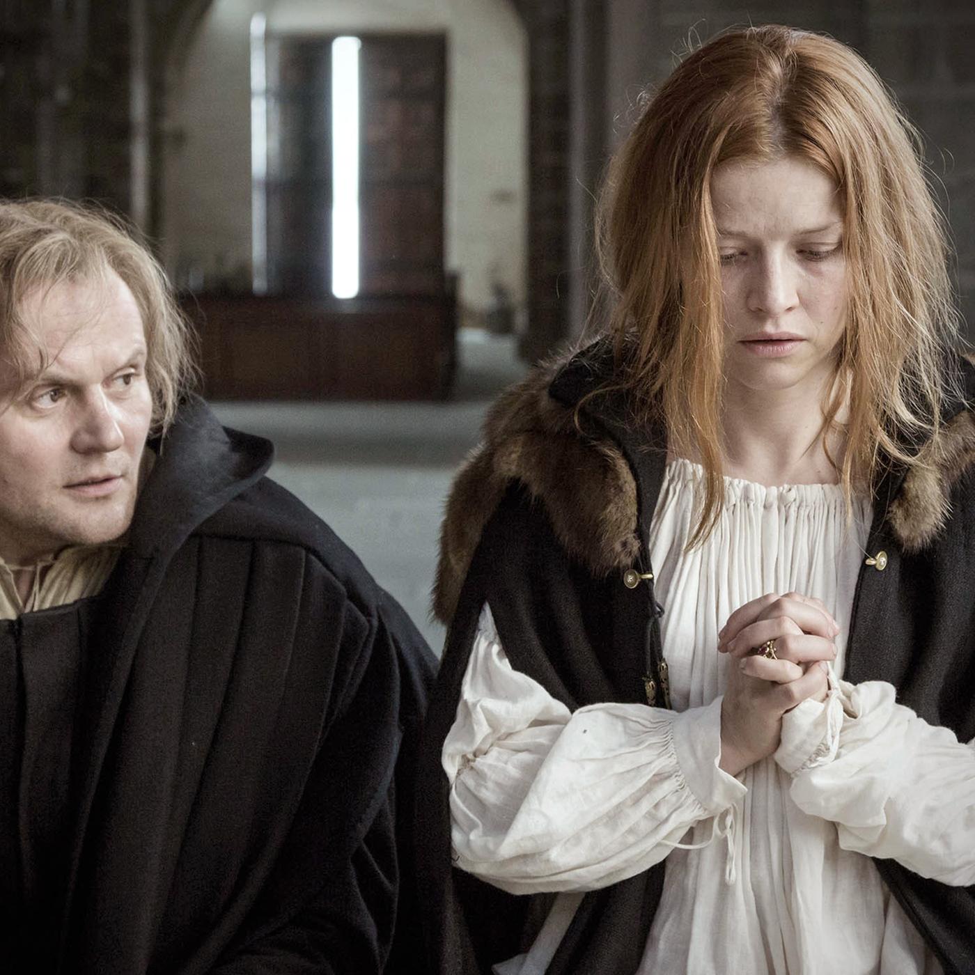 Katharina ist schwanger und hat Angst, dass die Worte der Äbtissin stimmen könnten und der Teufel sich ihrer bemächtigt hat. Im Foto (v.l.n.r.): Martin Luther (Devid Striesow), Katharina von Bora (Karoline Schuch