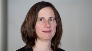 Die österreichischen Schriftstellerin Kathrin Röggla - junge Frau mit langen braunen Haaren.