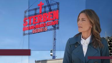 Katty Salié mit dem Schriftzug "Sterben in Karl-Marx-Stadt" im Hintergrund