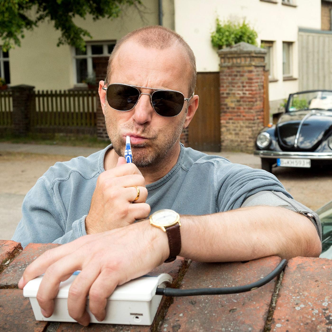 Max (Heino Ferch) lässt sich von seiner Frau Susanne (Inka Friedrich) nicht davon abhalten, vor der Pension ihrer Mutter Greta zu campieren.