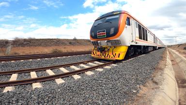 Der moderne Madaraka Express fährt über die Gleise