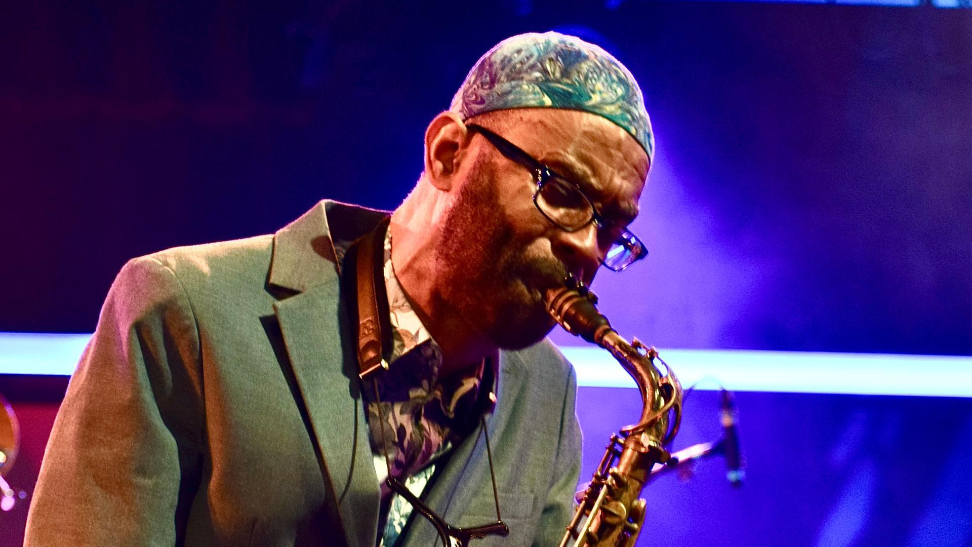 Kenny Garrett spielt Saxofon.