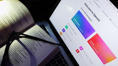 Ein Gedichtband liegt an einem Bildschirm auf dem die Homepage von ChatGPT aufgerufen ist