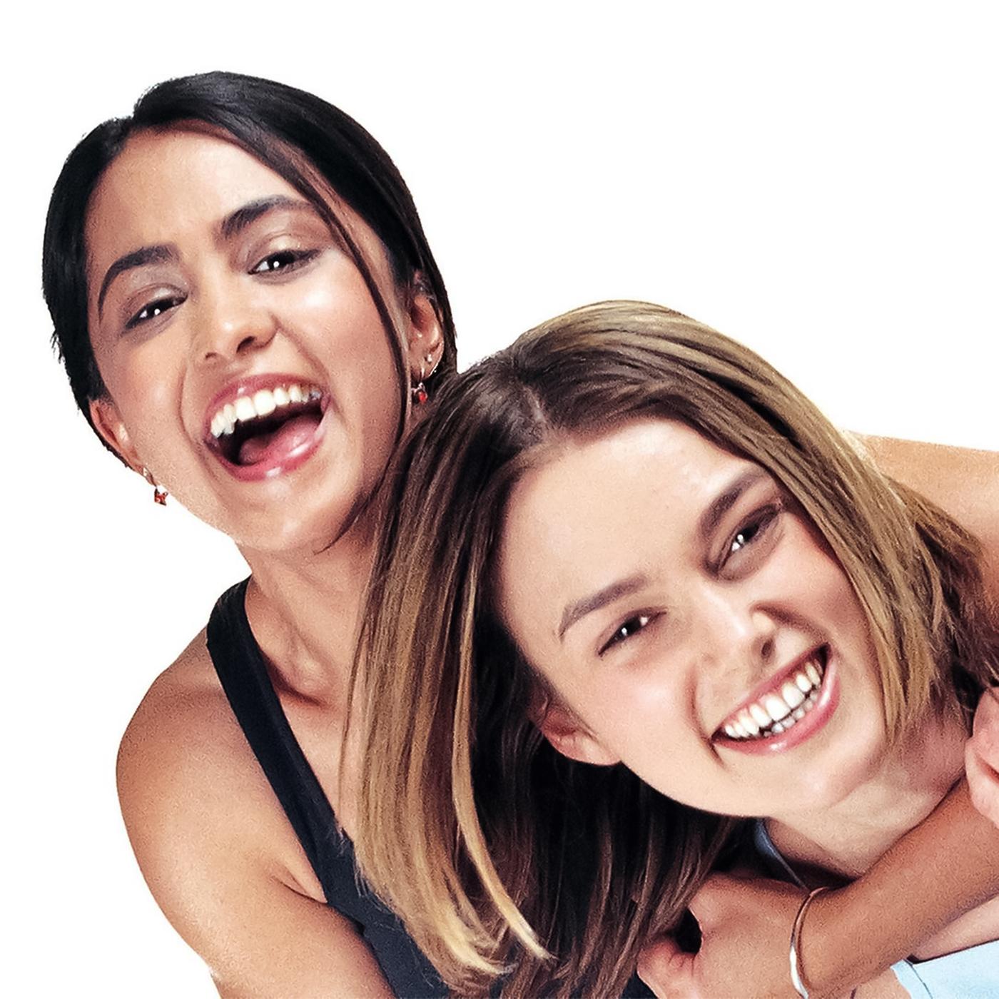 Hauptdarstellerin Parminder Nagra begeistert als mutige Teenagerin.  Zu sehen sind zwei lachende junge Frauen.