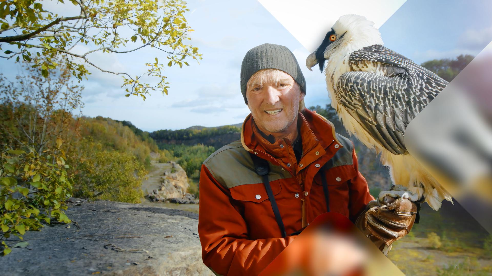 Tierfilmer Andreas Kieling mit Vogel