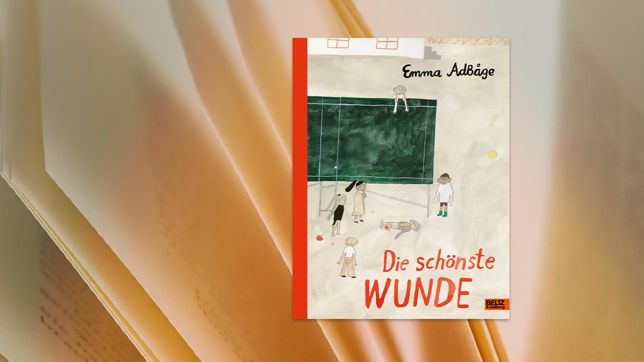 Auf dem Umschlag eines Kinderbuchs ist das von einem Kind gemalte Bild einer Schulhofsituation zu sehen. Um einen Tischtennistisch stehen Kinder, eines liegt auf dem Boden und blutet am Knie.