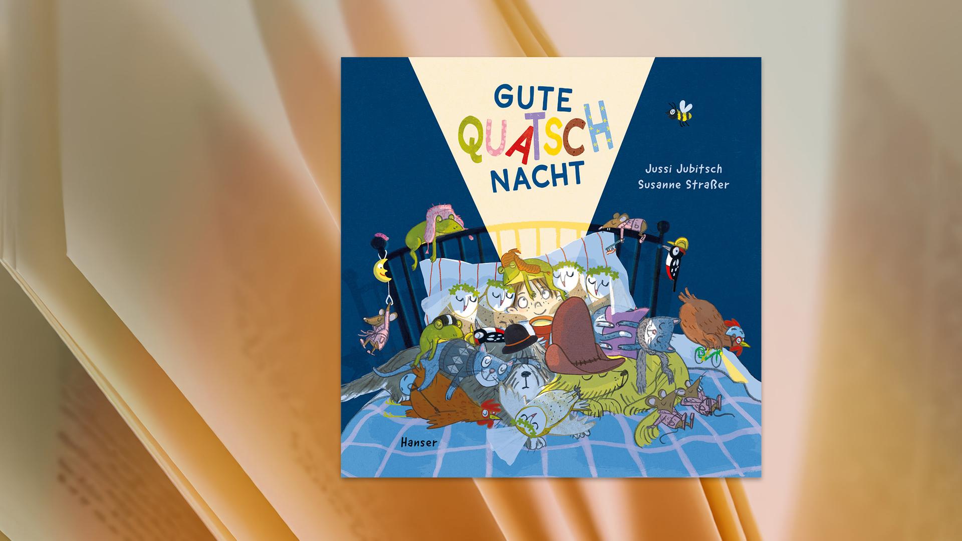Auf dem Umschlag eines Kinderbuchs ist ein gemaltes Bild von einem Kind, das in einem Bett liegt, und mit einer Taschenlampe den Titel des Buches anleuchtet, zu sehen. Auf dem Bett liegen noch ganz viele Tiere in bunten Klamotten.