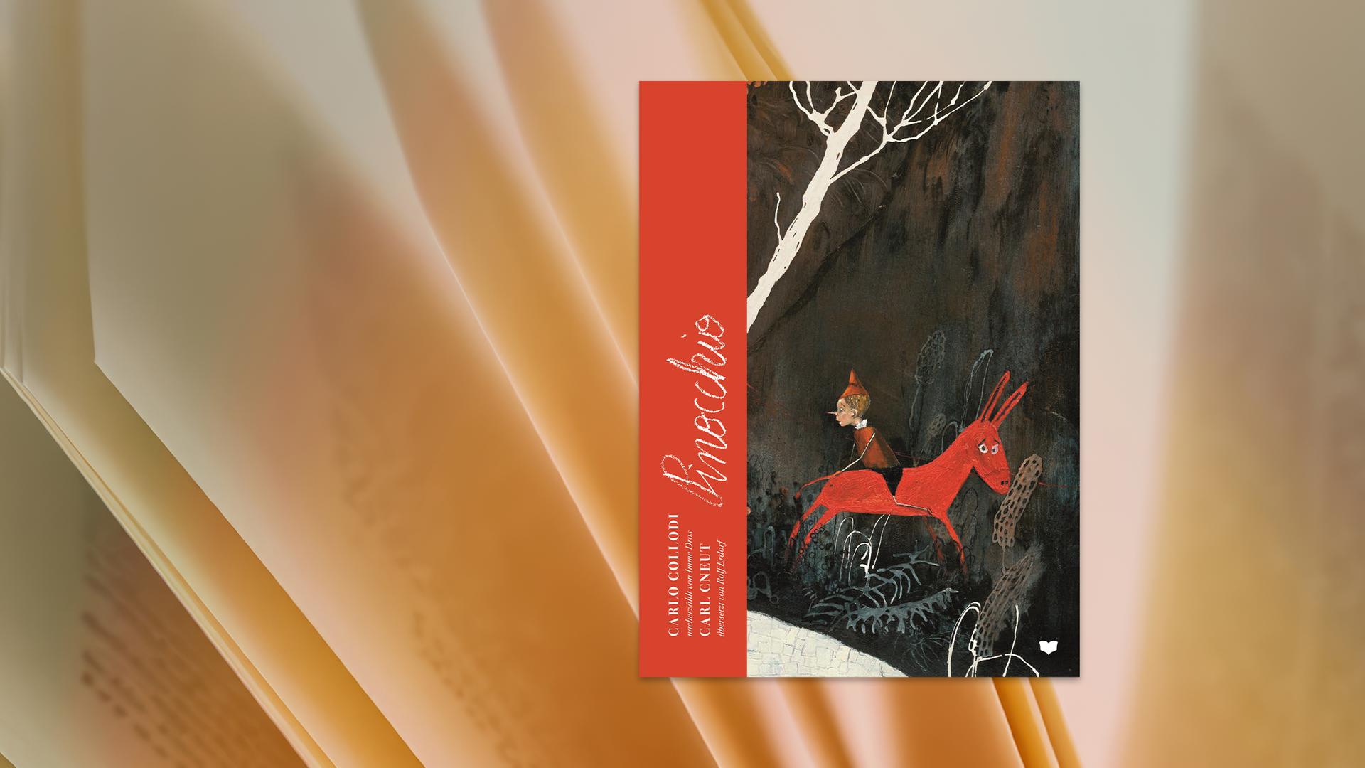 Auf dem Cover des Kinderbuches sieht man die Illustration eines Holzpüppchens mit langer Nase, dass falsch herum auf einem Esel durch einen dunklen Wald reitet.