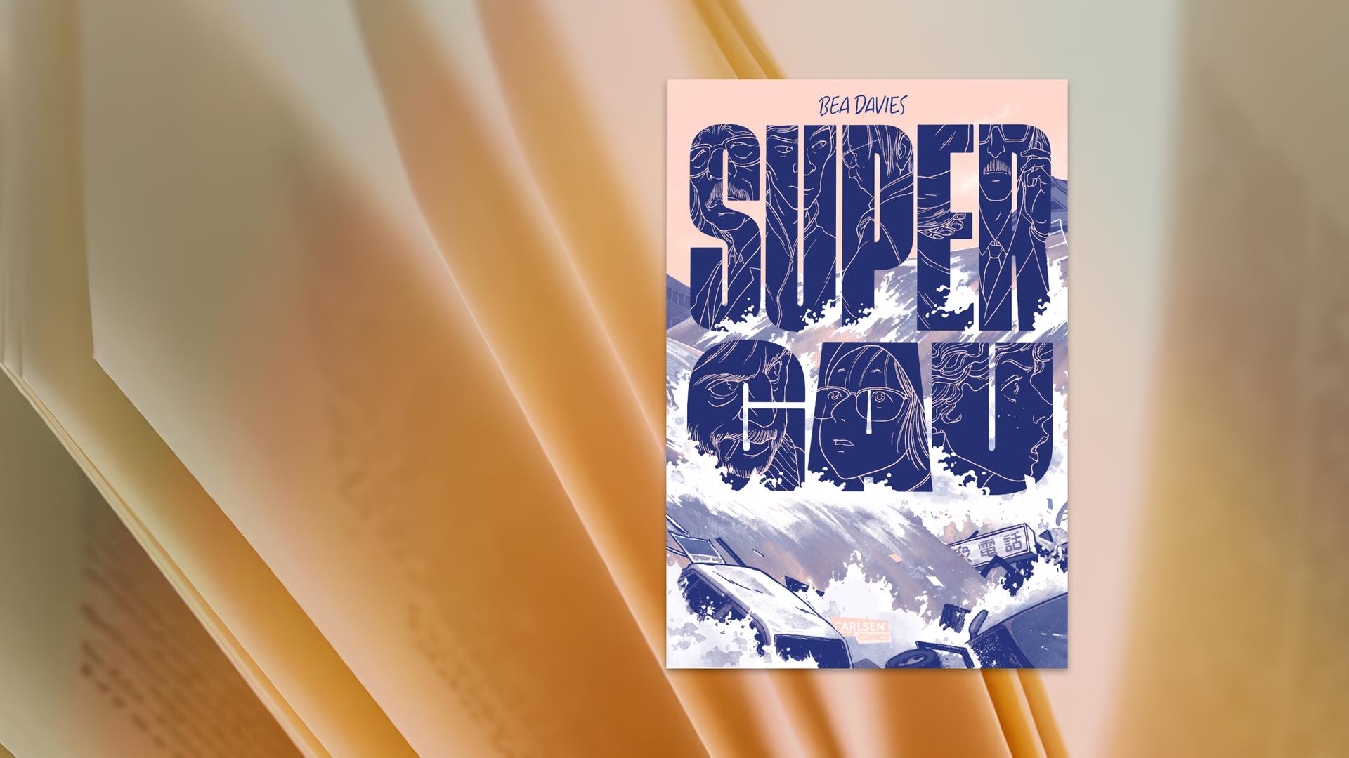 Auf dem Cover des Kinderbuches sieht man auf rosafarbenen Hintergrund in blau "Super Gau" geschrieben, sowie eine Illustration einer großen Welle, die Autos wegspült.