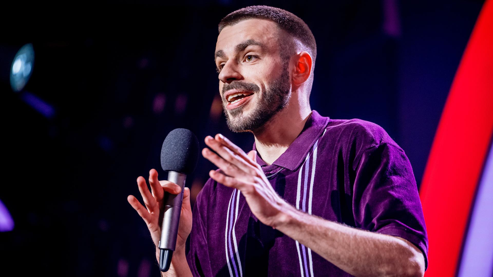 Das Bild zeigt Jean-Philippe Kindler bei seinem Soloprogramm im Frankfurter Hof in Mainz.