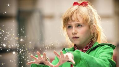 Die blonde Bibi Blocksberg streckt alle Finger aus und lässt Funken daraus sprühen.