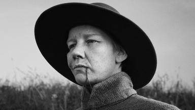 Eine Sandra Hüller mit Hut im Film „Rose“