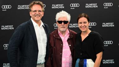 Regisseur Pedro Almodovar besucht das 43. Filmfest München und wird vom Publikum und der Festivalleitung Julia Weigl und Christoph Gröner empfangen