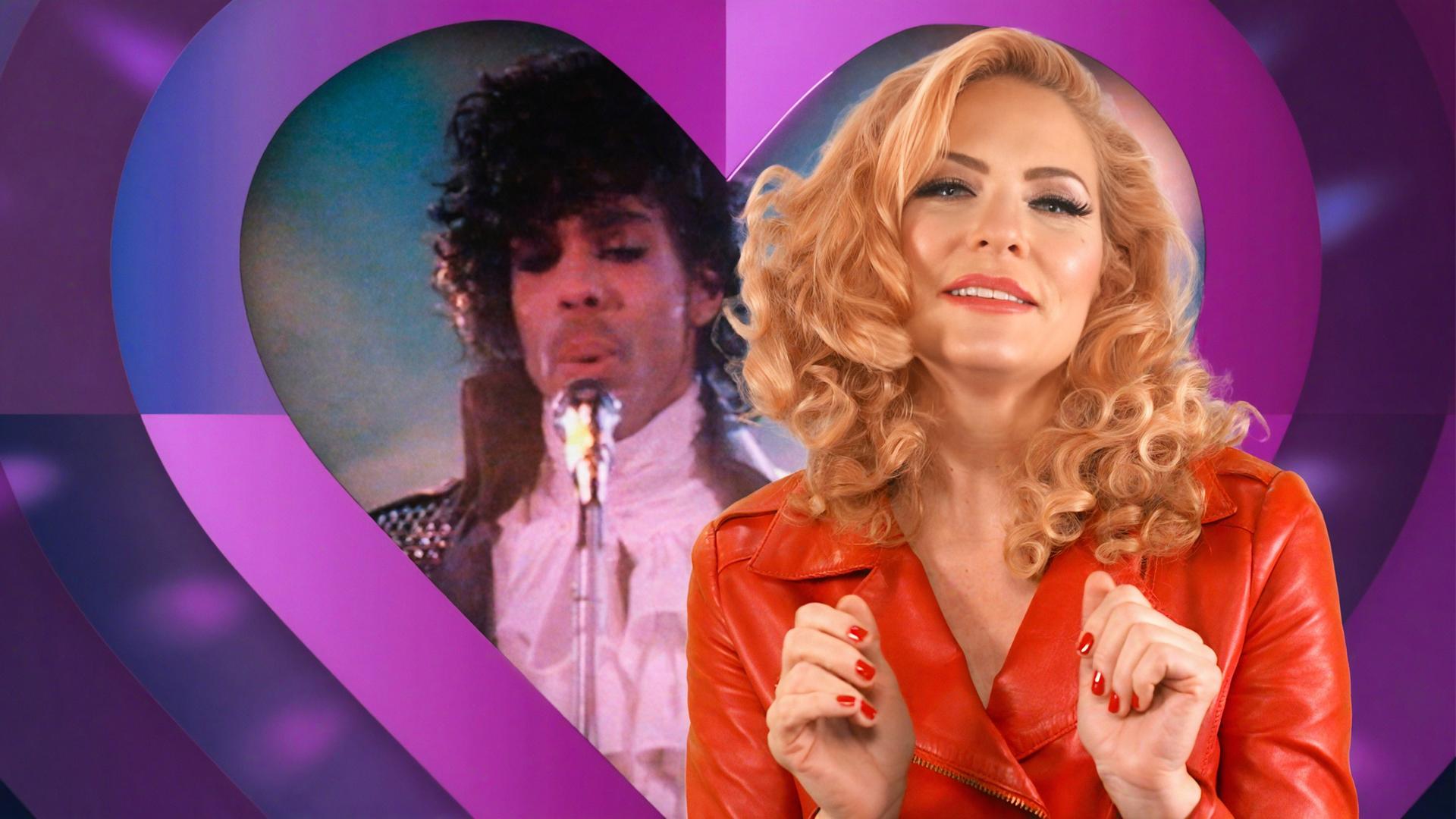 Eine blonde Frau vor einem Greenscreen mit einem Bild von Prince.