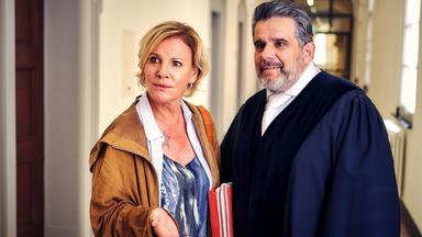Die erfahrene Bewährungshelferin Klara Sonntag (Mariele Millowitsch) stellt Richter Thomas (Bruno Cathomas) zur Rede, der braucht Klaras Hilfe beim Fall Scheffler.
