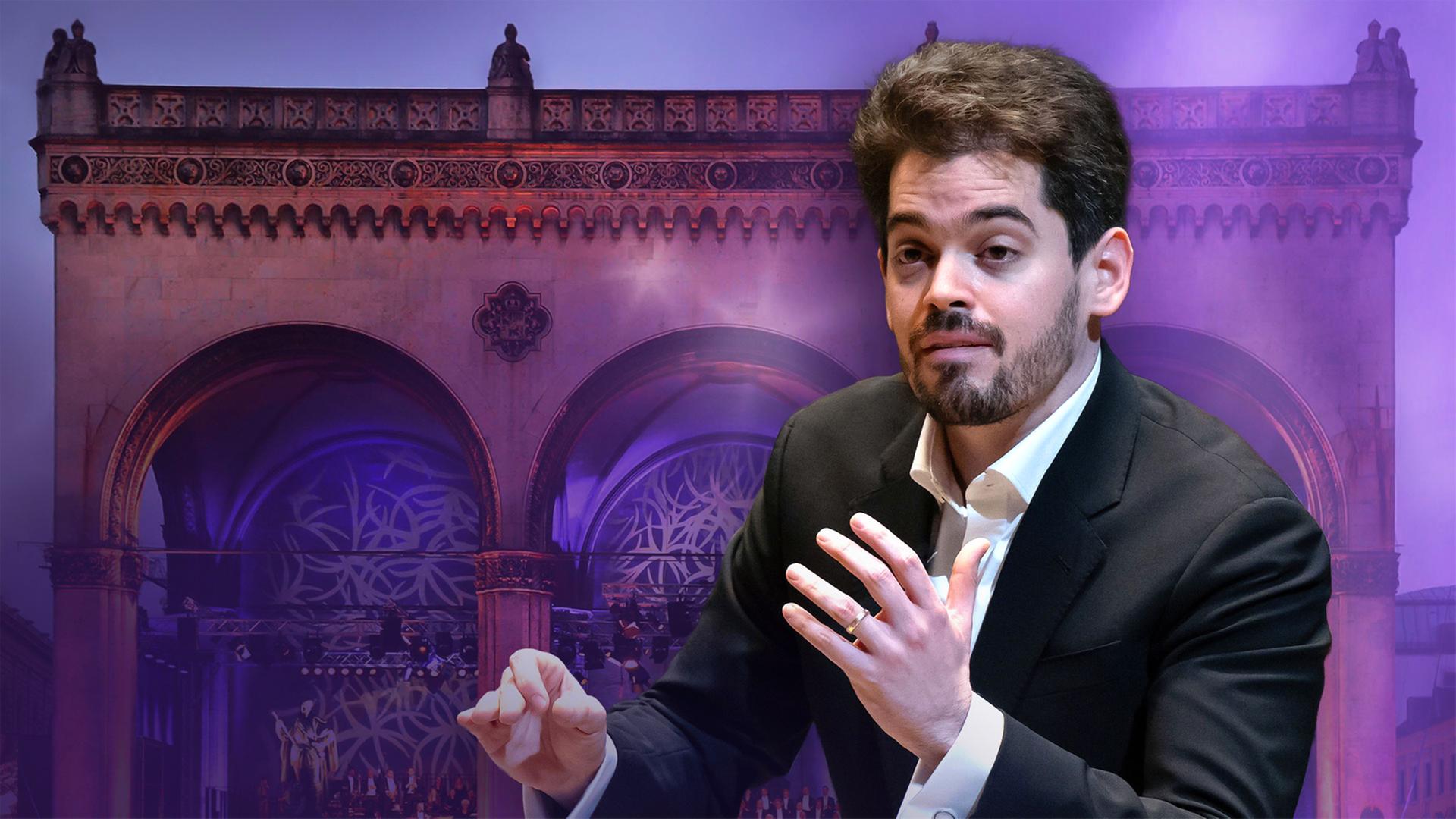 Dirigent Lahav Shani vor der Kulisse des Münchner Odeonsplatzes mit der Feldherrenhalle.