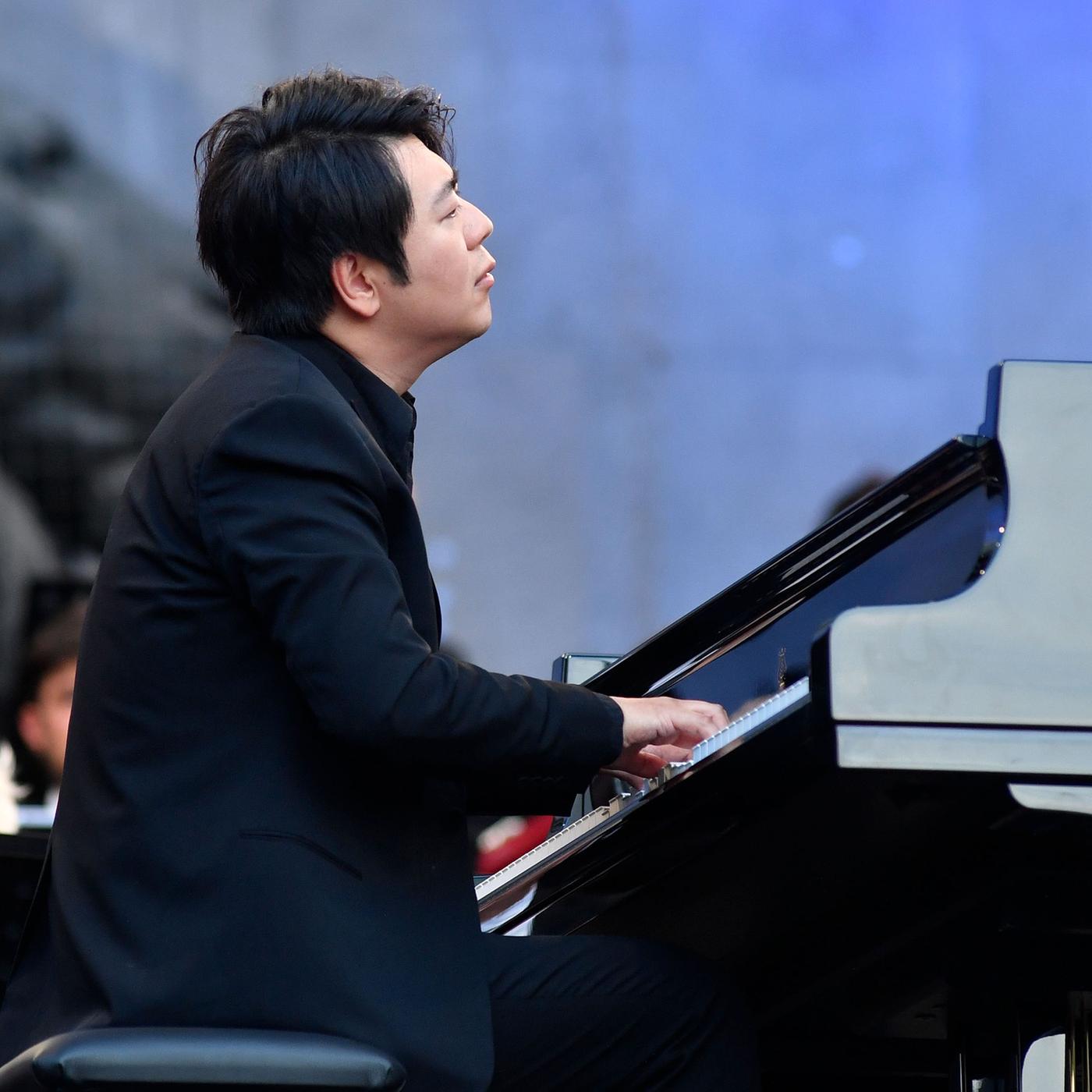 Ein Mann spielt auf einem Flügel