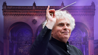 Der Dirigent Sir Simon Rattle vor der Münchner Feldherrenhalle am Odeonsplatz