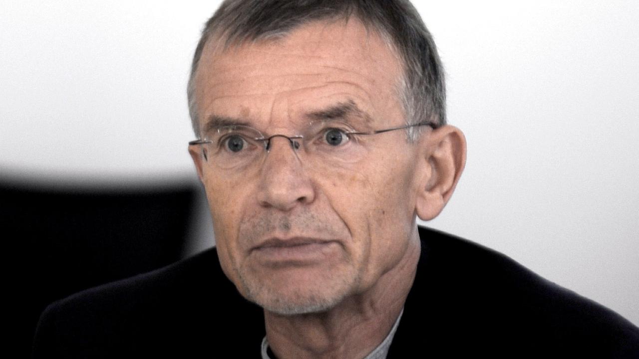 Mann mit kurzen Haaren und Brille.