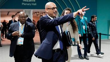 Der UN-Klimachef Simon Stiell verlässt mit Victory-Geste den Plenarsaal der COP29 in Baku.