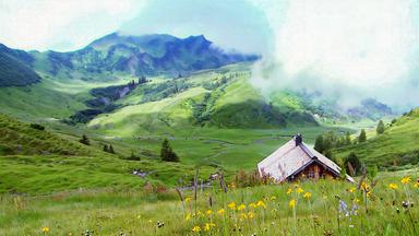 Das Bild zeigt eine grüne Almlandschaft mit sanften Hügeln, auf denen Blumen blühen. Im Vordergrund ist ein Holzhaus zu sehen, während sich im Hintergrund Berge und Wolken befinden.