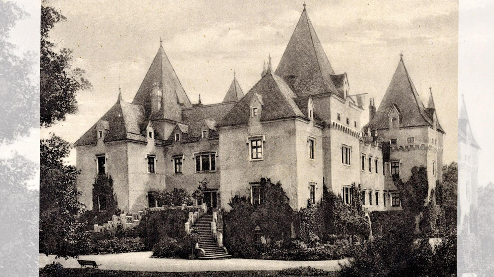 Eine Außenansicht eines Schlosses