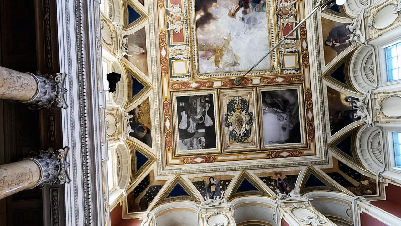 Eine kunstvoll verzierte Decke