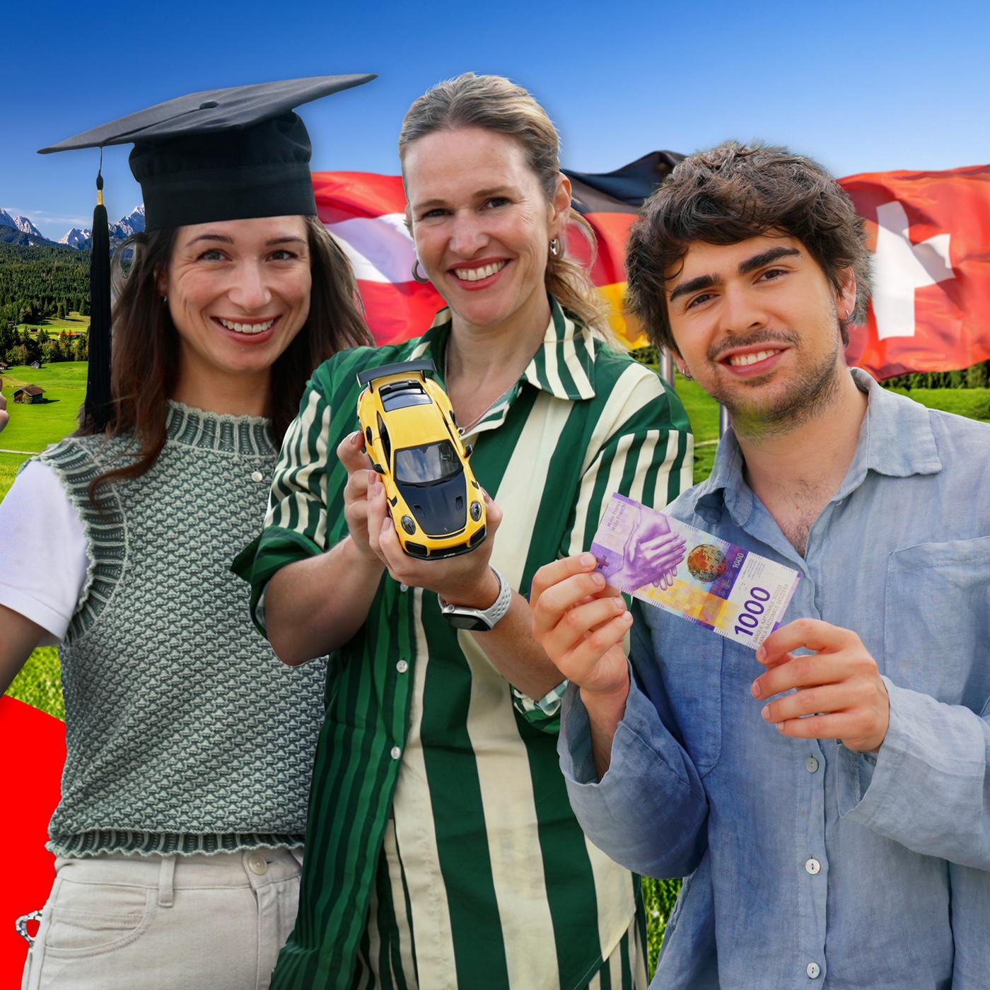 Drei Personen stehen vor einer alpinen Landschaft und halten symbolisch Geld, ein Sportwagenmodell sowie einen Hochschulabschluss in die Kamera und verdeutlicht Klischees über die Schweiz, Deutschland und Österreich.